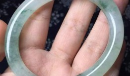 网友爆料手镯是假的吗视频,手镯真假疑云，视频揭秘真相