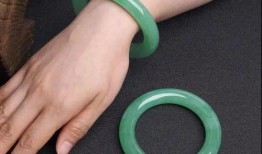 网友爆料手镯是假的吗视频,手镯真假疑云，视频揭秘真相